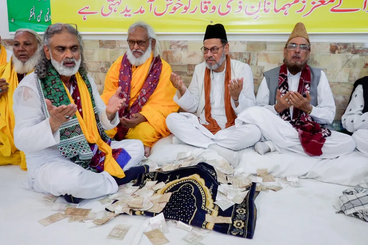 Senior dignitaries making collective dua