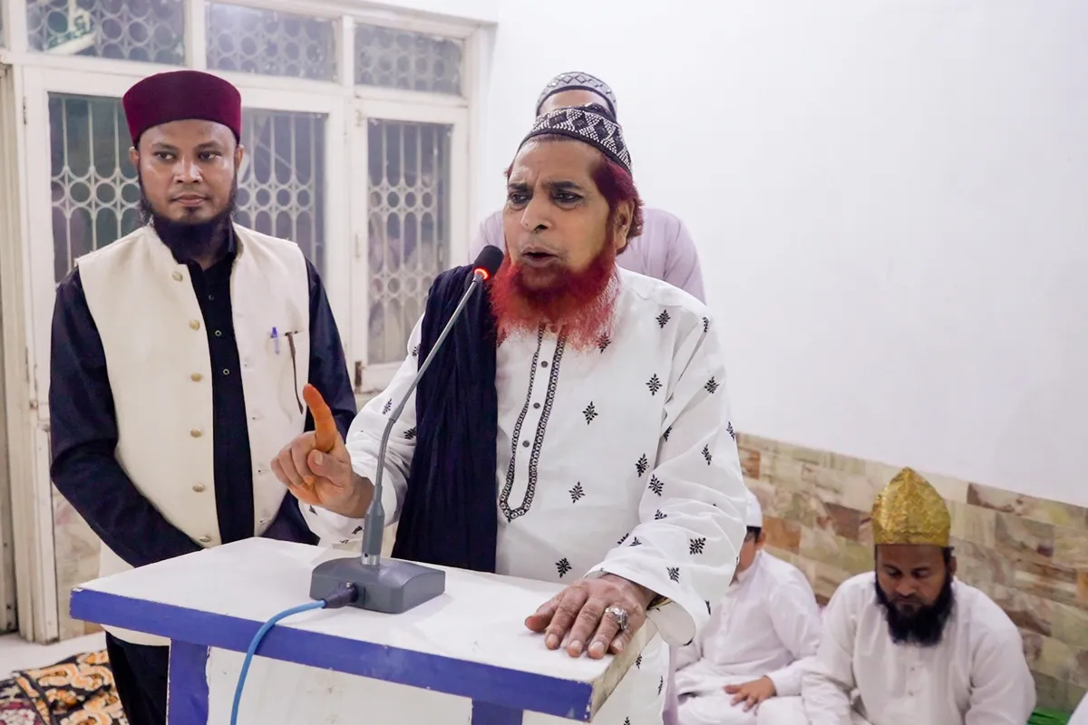 Speaker with expressive gesture
