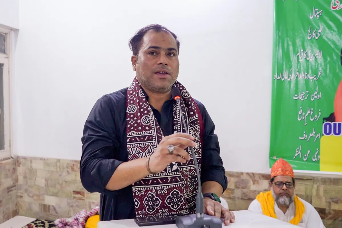 Young speaker in Sindhi ajrak