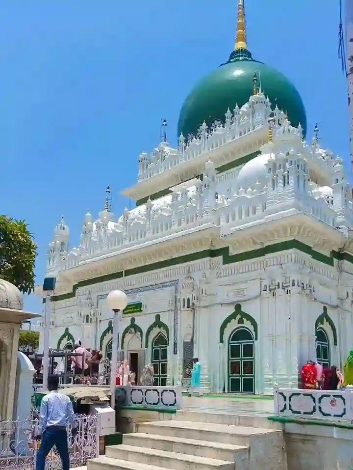 Side view of Mazar Shareef of Hazrat Haji Waris Ali Shah, Dewa Sharif